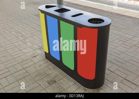 Mehrfarbige Mülltonne für die getrennte Abfallsammlung Stockfoto
