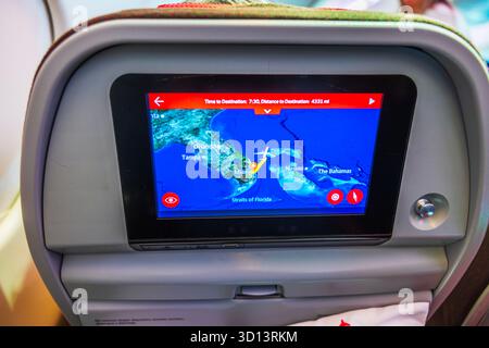 Nahansicht der Flugkarte auf dem Bildschirm, der in die Rückenlehne des Flugzeugs integriert ist und die Route über Florida und die Bahamas zeigt. USA. Miami. Stockfoto