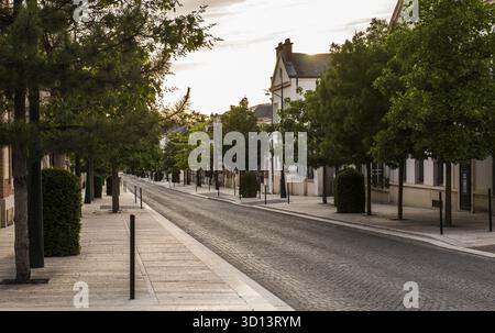 Epernay, Frankreich - 13. Juni 2017: Avenue de Champagne mit mehreren Champagnerhäusern entlang der Straße bei Sonnenuntergang in Epernay, Frankreich Stockfoto