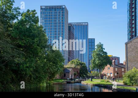 Victoria House, The Castings und The Fairfax Wohnblöcke, vom Ashton-Kanal, New Islington, Ancoats, Manchester, England, UK Stockfoto