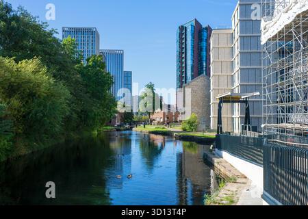 Victoria House, The Castings, The Fairfax und die Islington Wharf-Wohnblöcke, vom Ashton-Kanal, New Islington, Ancoats, Manchester, UK Stockfoto