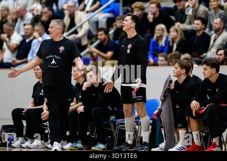 Brondby, Dänemark. Oktober 2025. Cheftrainer Stian Tonnesen von HOJ Elite Herrer mit Hans Lindberg (18) während des Bambuni Herreliga-Spiels zwischen HOJ Elite Herrer und Aalborg Handball in Brondby-Hallen in Brondby. Quelle: Gonzales Photo/Alamy Live News Stockfoto