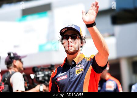 Kuala Lumpur, Malaysia. Oktober 2025. KUALA LUMPUR, MALAYSIA - 26. OKTOBER: Enea Bastianini aus Italien fährt mit dem Red Bull KTM Tech3 Bike (23) auf der Rider Parade vor der MotoGP von Malaysia am Sepang Circuit am 26. Oktober 2025 in Kuala Lumpur, Malaysia. (Foto: Qian Jun) Credit: Jun QIAN/Alamy Live News Stockfoto