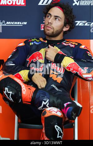 Kuala Lumpur, Malaysia. Oktober 2025. KUALA LUMPUR, MALAYSIA - 26. OKTOBER: Enea Bastianini aus Italien fährt mit dem Red Bull KTM Tech3 Bike (23), der in seiner Garage vor der MotoGP von Malaysia auf dem Sepang Circuit am 26. Oktober 2025 in Kuala Lumpur, Malaysia, zusieht. (Foto: Qian Jun) Credit: Jun QIAN/Alamy Live News Stockfoto