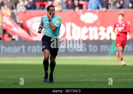 Enschede, Niederlande. Oktober 2025. ENSCHEDE, NIEDERLANDE - 26. OKTOBER: Schiedsrichter Serdar Gozubuyuk sieht beim niederländischen Eredivisie-Spiel zwischen dem FC Twente und dem AFC Ajax in de Grolsch Veste am 26. Oktober 2025 in Enschede, Niederlande. (Foto: Ben Gal/Orange Pictures) Credit: Orange Pics BV/Alamy Live News Stockfoto