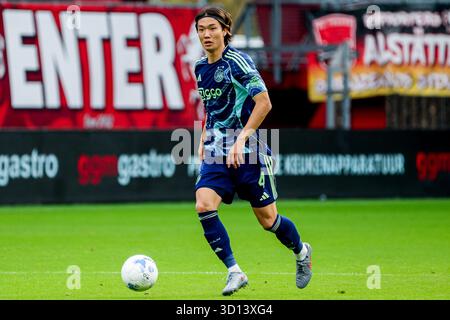 Enschede, Niederlande. Oktober 2025. Ko Itakura vom AFC Ajax dribbelt mit dem Ball während des niederländischen Eredivisie-Spiels zwischen dem FC Twente und dem AFC Ajax in de Grolsch Veste am 26. Oktober 2025 in Enschede. (Quelle: Warz Brinkerhof/MTB-Foto/Alamy Live News) Stockfoto