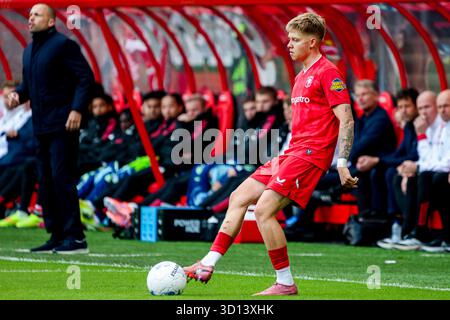 Enschede, Niederlande. Oktober 2025. Kristian Hlynsson vom FC Twente übergibt den Ball während des niederländischen Eredivisie-Spiels zwischen dem FC Twente und dem AFC Ajax am 26. Oktober 2025 in de Grolsch Veste in Enschede. (Quelle: Warz Brinkerhof/MTB-Foto/Alamy Live News) Stockfoto