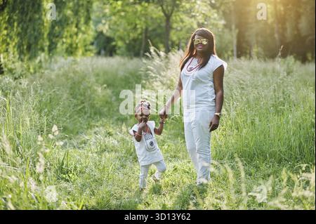 Schwarze Mutter und Tochter die Hand im Park Stockfoto