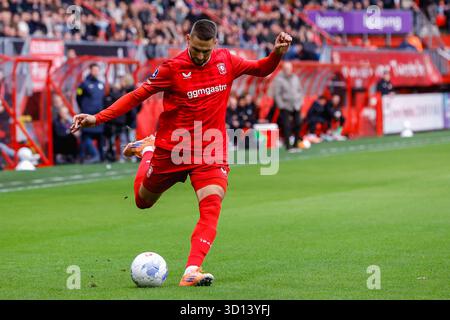 Enschede, Niederlande. Oktober 2025. Enschede: Marco Pjaca vom FC Twente spielt mit dem Ball in der zehnten Runde der Eredivisie Saison 2025/2026. Das Spiel findet am 26. Oktober 2025 in Enschede in den Niederlanden zwischen dem FC Twente und dem AFC Ajax Amsterdam in de Grolsch Veste statt. (VK Sportphoto/Raymond Smit) Credit: Parallax Pictures/Alamy Live News Stockfoto