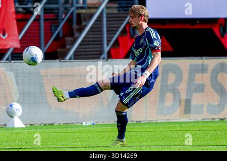 Enschede, Niederlande. Oktober 2025. Kenneth Taylor vom AFC Ajax übergibt den Ball während des niederländischen Eredivisie-Spiels zwischen dem FC Twente und dem AFC Ajax am 26. Oktober 2025 in de Grolsch Veste in Enschede, Niederlande. (Quelle: Warz Brinkerhof/MTB-Foto/Alamy Live News) Stockfoto