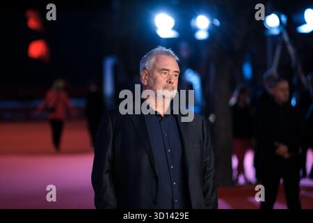 24. Oktober 2025, Rom, Italien: 24. Oktober 2025 - Luc Besson besucht den roten Teppich für den Film â€ œDraculaâ 20. Rom Film fest im Auditorium Parco Della Musica in Rom, Italien. (Kreditbild: © Elena Vizzoca/Pacific Press via ZUMA Press Wire) NUR REDAKTIONELLE VERWENDUNG! Nicht für kommerzielle ZWECKE! Stockfoto