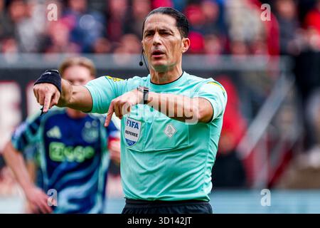 Enschede, Niederlande. Oktober 2025. Schiedsrichter Serdar Gözübüyük sieht beim niederländischen Eredivisie-Spiel zwischen dem FC Twente und dem AFC Ajax in de Grolsch Veste am 26. Oktober 2025 in Enschede an. (Quelle: Warz Brinkerhof/MTB-Foto/Alamy Live News) Stockfoto