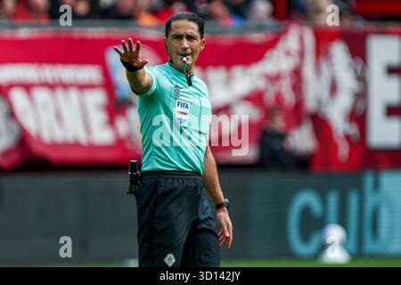 Enschede, Niederlande. Oktober 2025. Schiedsrichter Serdar Gözübüyük sieht beim niederländischen Eredivisie-Spiel zwischen dem FC Twente und dem AFC Ajax in de Grolsch Veste am 26. Oktober 2025 in Enschede an. (Quelle: Warz Brinkerhof/MTB-Foto/Alamy Live News) Stockfoto