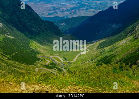 Aus der Vogelperspektive auf die gewundene Bergstraße Transfagarasan im Karpaten-Tal Stockfoto