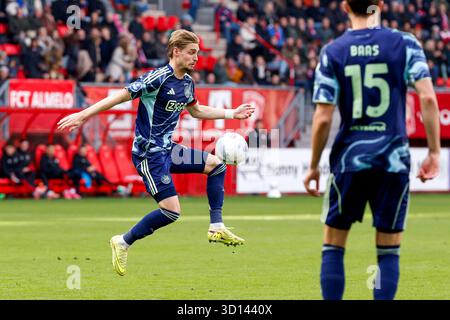 Enschede, Niederlande. Oktober 2025. ENSCHEDE, NIEDERLANDE - 26. OKTOBER: Kenneth Taylor vom AFC Ajax während des niederländischen Eredivisie-Spiels zwischen dem FC Twente und dem AFC Ajax in de Grolsch Veste am 26. Oktober 2025 in Enschede, Niederlande. (Foto: Ben Gal/Orange Pictures) Credit: Orange Pics BV/Alamy Live News Stockfoto