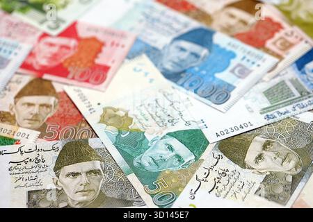Pakistanische Rupien Banknoten. Die aktuellen pakistanischen Geldrechnungen liegen in großer Höhe auf dem Tisch. Das Konzept des Geschäfts und der Investitionen in Pakistan Stockfoto