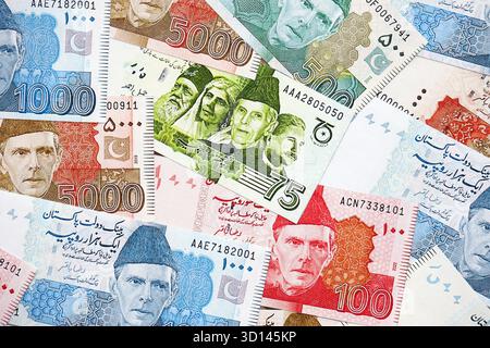 Pakistanische Rupien Banknoten. Die aktuellen pakistanischen Geldrechnungen liegen in großer Höhe auf dem Tisch. Das Konzept des Geschäfts und der Investitionen in Pakistan Stockfoto