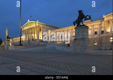 Parlament Wien an einem Sommerabend Stockfoto