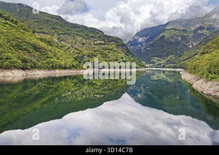 Dam von Verzasca in der italienischen Schweiz Stockfoto