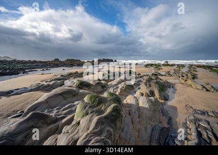 Antike Felsformationen am Strand von Cornwalls Sandymouth Bay bei Ebbe an einem sonnigen Herbstmorgen Stockfoto