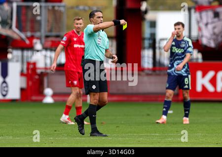 Enschede, Niederlande. Oktober 2025. ENSCHEDE, NIEDERLANDE - 26. OKTOBER: Schiedsrichter Serdar Gozubuyuk während des niederländischen Eredivisie-Spiels zwischen dem FC Twente und dem AFC Ajax in de Grolsch Veste am 26. Oktober 2025 in Enschede, Niederlande. (Foto: Ben Gal/Orange Pictures) Credit: Orange Pics BV/Alamy Live News Stockfoto