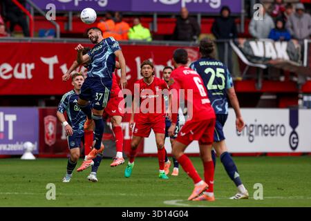 Enschede, Niederlande. Oktober 2025. ENSCHEDE, NIEDERLANDE - 26. OKTOBER: Josip Sutalo vom AFC Ajax während des niederländischen Eredivisie-Spiels zwischen dem FC Twente und dem AFC Ajax in de Grolsch Veste am 26. Oktober 2025 in Enschede, Niederlande. (Foto: Ben Gal/Orange Pictures) Credit: Orange Pics BV/Alamy Live News Stockfoto