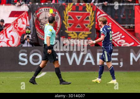 Enschede, Niederlande. Oktober 2025. ENSCHEDE, NIEDERLANDE - 26. OKTOBER: Schiedsrichter Serdar Gozubuyuk während des niederländischen Eredivisie-Spiels zwischen dem FC Twente und dem AFC Ajax in de Grolsch Veste am 26. Oktober 2025 in Enschede, Niederlande. (Foto: Ben Gal/Orange Pictures) Credit: Orange Pics BV/Alamy Live News Stockfoto