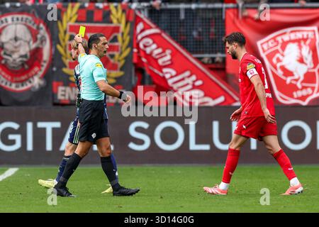 Enschede, Niederlande. Oktober 2025. ENSCHEDE, NIEDERLANDE - 26. OKTOBER: Schiedsrichter Serdar Gozubuyuk während des niederländischen Eredivisie-Spiels zwischen dem FC Twente und dem AFC Ajax in de Grolsch Veste am 26. Oktober 2025 in Enschede, Niederlande. (Foto: Ben Gal/Orange Pictures) Credit: Orange Pics BV/Alamy Live News Stockfoto