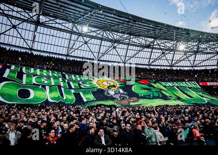 Rotterdam, Niederlande. Oktober 2025. Fans und Unterstützer von Feyenoord Rotterdam mit einem großen Banner vor dem niederländischen Eredivisie-Spiel zwischen Feyenoord Rotterdam und PSV Eindhoven am 26. Oktober 2025 in de Kuip in Rotterdam, Niederlande. (Foto: Marcel ter Bals/MTB-Photo/Alamy Live News) Stockfoto