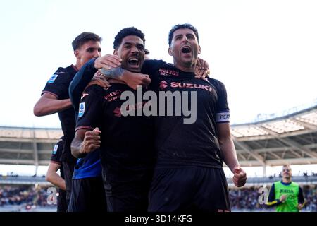 Der Torino Guillermo Maripán feiert, nachdem er 2-1 beim Fußball-Spiel der Serie A zwischen Turin FC und Genua im Stadio Olimpico Grande Torino in Turin, Nordwesten Italiens, am 26. Oktober 2025 das Tor für seine Mannschaft erzielte. Sport – Fußball (Foto: Fabio Ferrari/LaPresse) Stockfoto