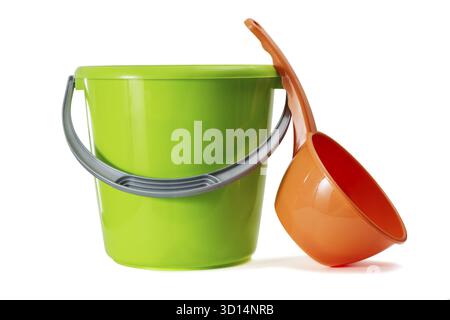 Der grüne Kunststoffeimer und die rote Pfanne sind auf weißem Hintergrund isoliert Stockfoto