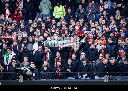 Rotterdam, Niederlande. Oktober 2025. Fans und Fans von Feyenoord Rotterdam zeigten ihre Match-Tücher vor dem niederländischen Eredivisie-Spiel zwischen Feyenoord Rotterdam und PSV Eindhoven am 26. Oktober 2025 in de Kuip in Rotterdam. (Foto: Marcel ter Bals/MTB-Photo/Alamy Live News) Stockfoto