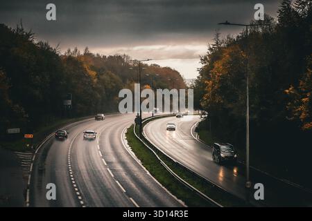 Verkehr auf der A229 Bluebell Hill in Richtung Maidstone mit Fahrzeugen in Richtung Chatham und viel befahrenen Lord Lees Kreisverkehr bei starkem Regen, Oktober 2025 Stockfoto
