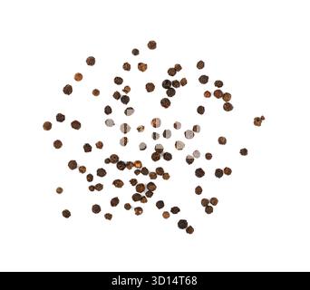 Nahaufnahme separate schwarze Pfefferkörner verschüttet und verteilt sich isoliert auf weißem Hintergrund, erhöhte Ansicht von oben, direkt darüber Stockfoto