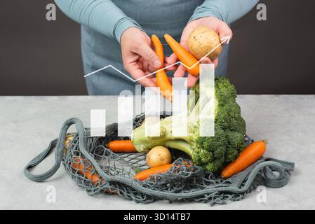 Lebensmitteleinkäufe, frisches Gemüse kaufen, Lebensmittelpreise erhöhen, hohe Lebenshaltungskosten und Inflation, Brokkoli, Karotten und Kartoffeln im Netz Stockfoto