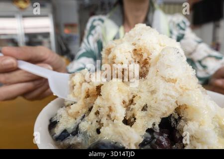 Traditionelles taiwanesisches Rasiereis mit schwarzem Kräutertee aus Mesona Stockfoto