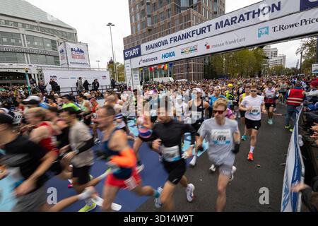 26. Oktober 2025, Hessen, Frankfurt/Main: Leichtathletik: Marathon. Die Läufer starten vor dem Messeturm. Der Frankfurter Marathon ist der älteste Stadtmarathon Deutschlands. Foto: Hannes P. Albert/dpa Stockfoto