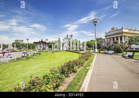 Moskau, Russland - 22. Mai 2019: Blick auf den Platz in der Nähe des Brunnens Freundschaft der Menschen im VDNH-Park Stockfoto