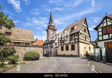 Schöne kleine Stadt Bergheim mit Fachwerkhäusern, Elsass, Frankreich Stockfoto