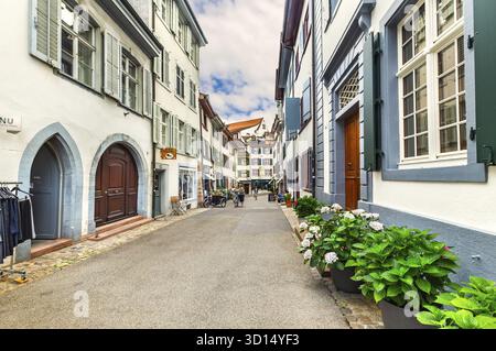 Basel, Schweiz - juli 13 2019: Schöne Nadelbergstraße im Zentrum von Basel mit Geschäften, Souvenirs Stockfoto