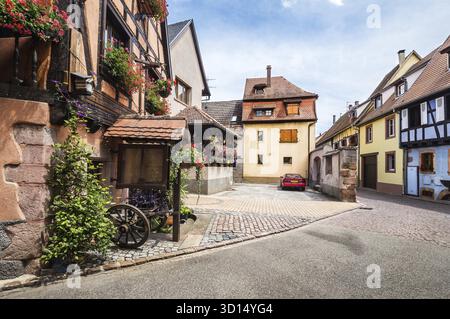 Bergheim. Frankreich - 06. Juli 2019: Wunderschöne Architektur in einer alten Kleinstadt Bergheim. Frankreich Stockfoto