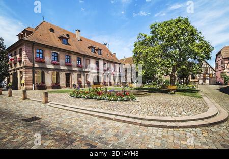 Schöne kleine Stadt Bergheim mit alten Häusern, aus dem XV Jahrhundert erhalten Stockfoto