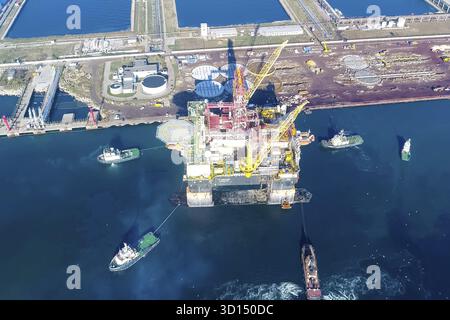 Bohrinsel im Hafen. Abschleppen des Öls Plattform Stockfoto