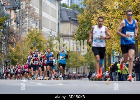 26. Oktober 2025, Hessen, Frankfurt/Main: Leichtathletik: Marathon. Läufer im Stadtzentrum. Der Frankfurter Marathon ist der älteste Stadtmarathon Deutschlands. Foto: Hannes P. Albert/dpa Stockfoto