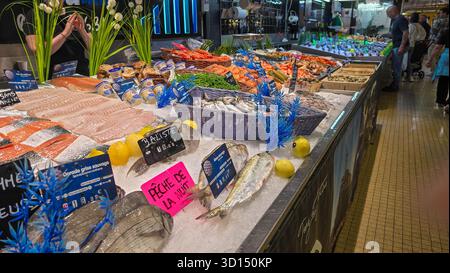 Soulac sur Mer, Medoc, Aquitaine, Frankreich - 14. Juni 2025. Frischer Fisch auf dem Eis auf der Theke und Käufer des typischen französischen Marktes. Stockfoto