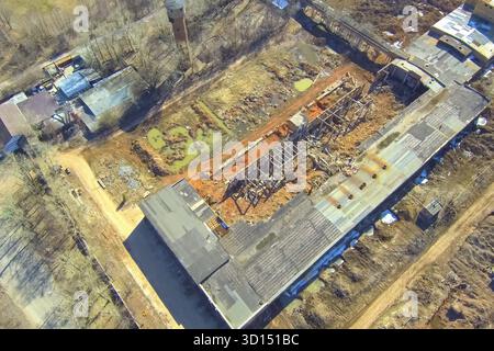 Blick von oben auf eine alte verlassene Ziegelfabrik. Zerstörtes Industriegebäude Stockfoto