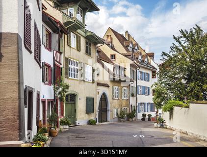 Basel, Schweiz - 13. Juli 2019: Schöne Straße Peterskirchplatz im Zentrum von Basel mit historischen Gebäuden. Schweiz Stockfoto