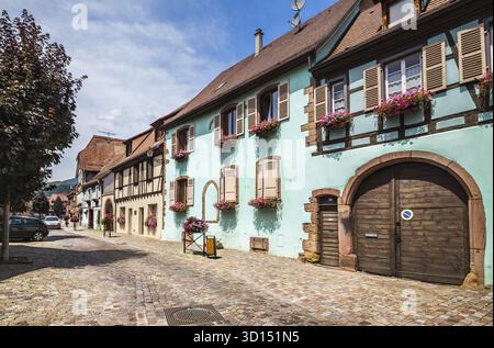 Bergheim, Frankreich - 6. Juli 2019: Schöne kleine Stadt Bergheim mit Fachwerkhäusern, Elsass, Frankreich Stockfoto