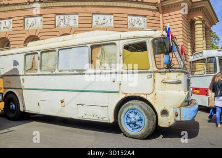 Retro-Ausstellung eines alten Kraftfahrzeugs. Alter Transport. Überholte Fahrzeuge. Russland, St. Petersburg 25. Mai 2019 Stockfoto