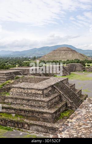 Steinplattformen und Treppen führen in Richtung der Sonnenpyramide in Teotihuacán, Mexiko. Stockfoto
